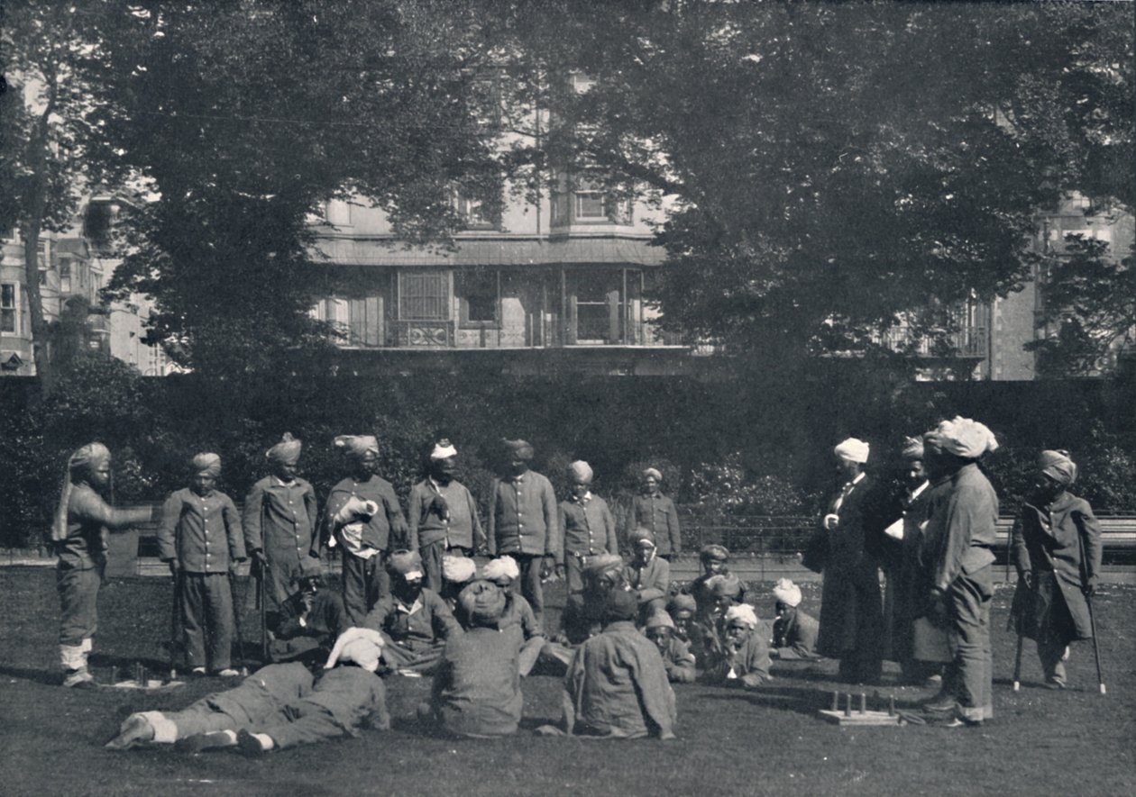 Konvalescenta indiska soldater som leker på de östra gräsmattorna, c1915, 1939 av Unbekannt