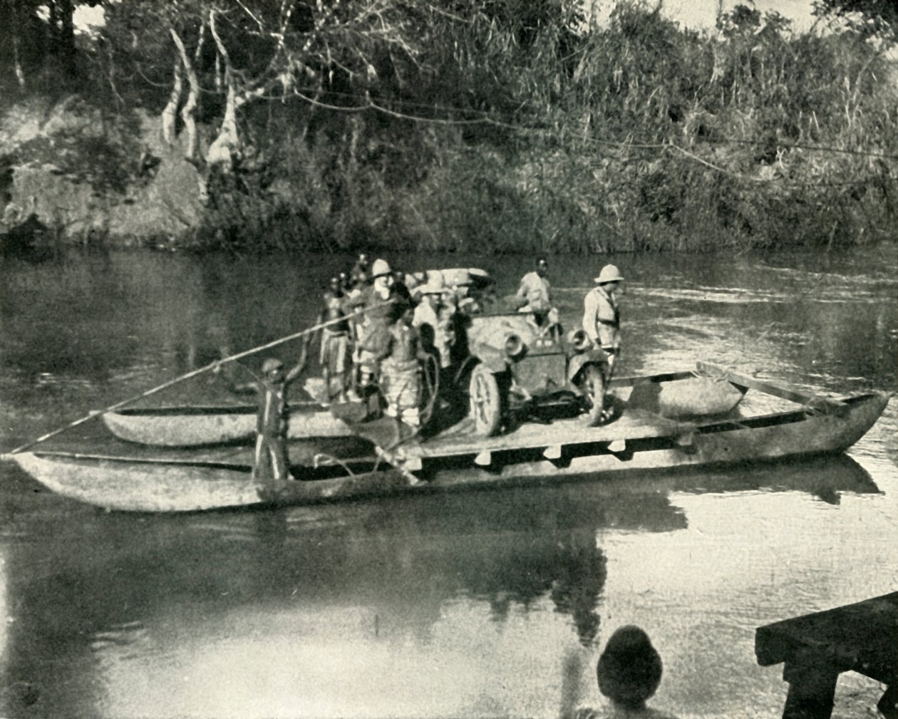 Transporterar motortransport över Mbakafloden, Tyska Östafrika, 1919. av Unbekannt