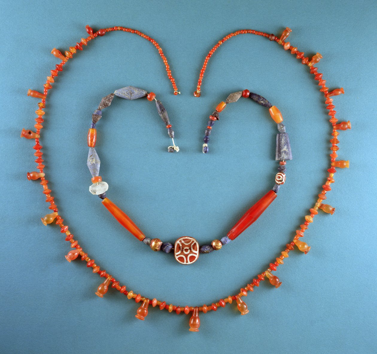 Cornelianhalsband från Tell Farah (Söder), Israel, c.1300 f.Kr.; Lapis Lazuli, hornhinnehalsband och etsat hornhinnehalsband från Kish, Irak, ca 2500 f.Kr. (ädelstenar) av Unbekannt