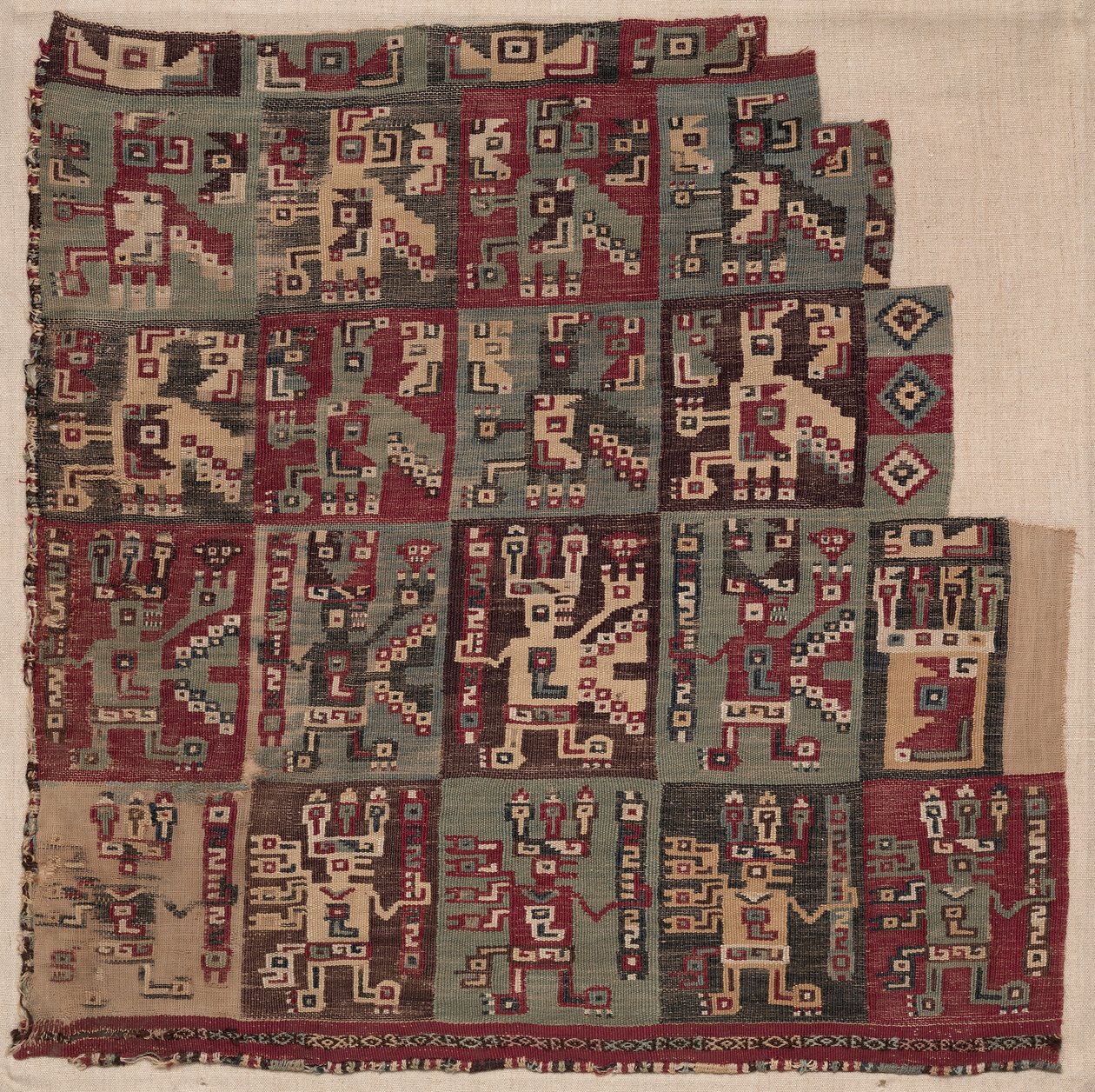 Hörnfragment, troligen från en tunika, 700-1100 e.Kr. av Unbekannt