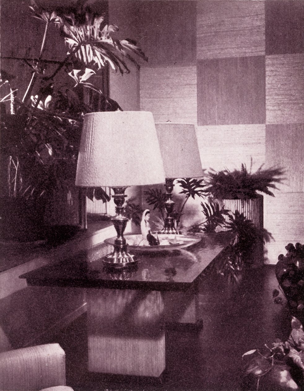 Hörn av ett stort vardagsrum, designat av Paul T. Frankl, 1949. av Unbekannt