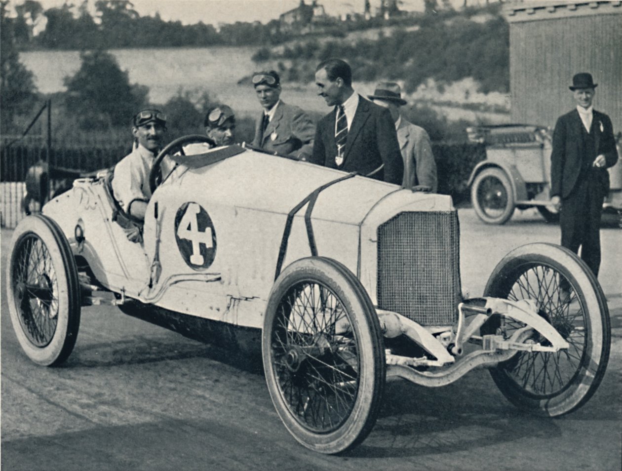 Greve Zborowski, den yngre, på en Mercedes, 1937 av Unbekannt