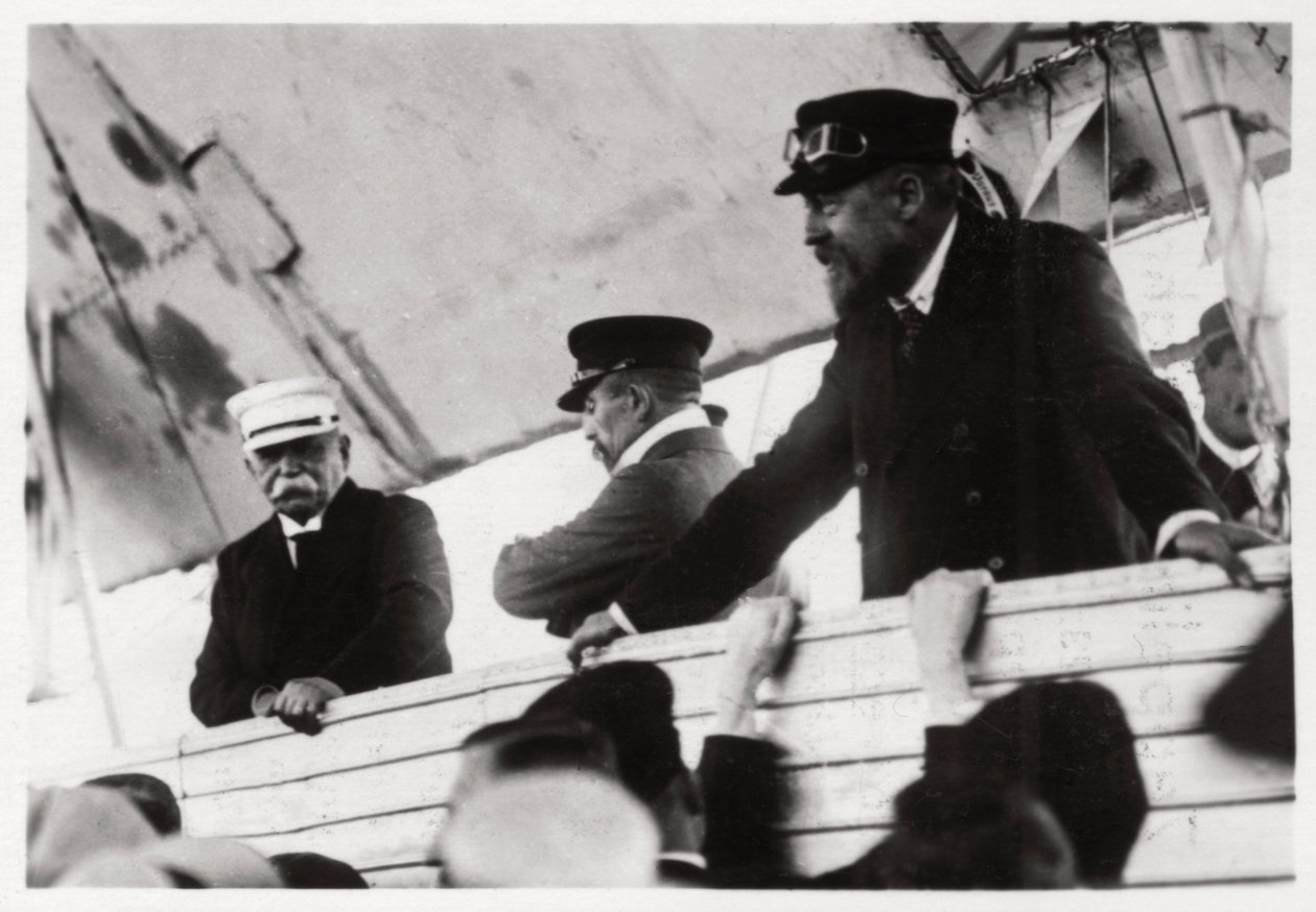 Greve Zeppelin och Dr Eckener i en Zeppelin-gondol, Schwaben, Tyskland, c1908-1917 1933 av Unbekannt