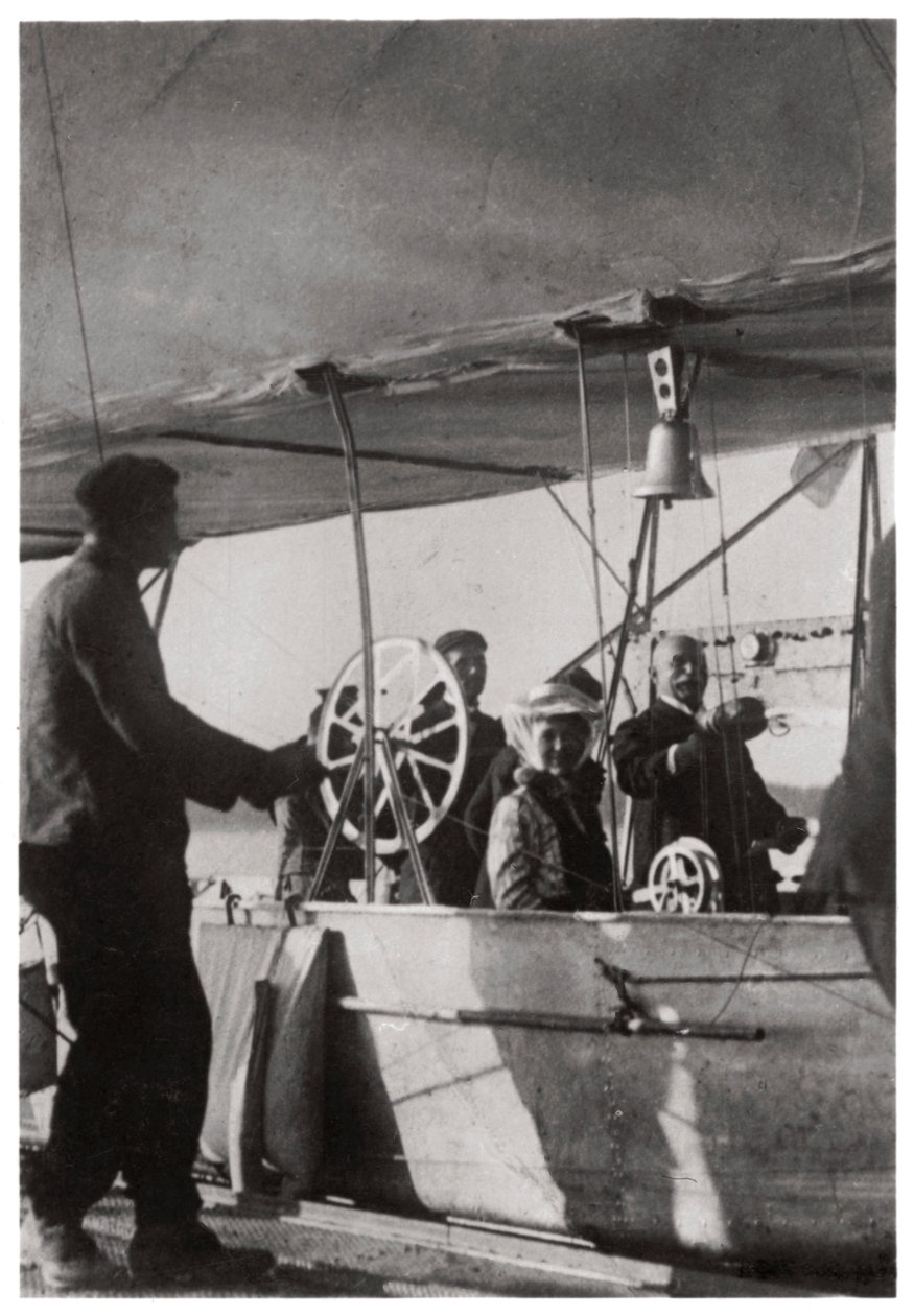 Greve Zeppelin med sin dotter i Zeppelins gondol LZ3, Tyskland, c1906-1908 1933 av Unbekannt