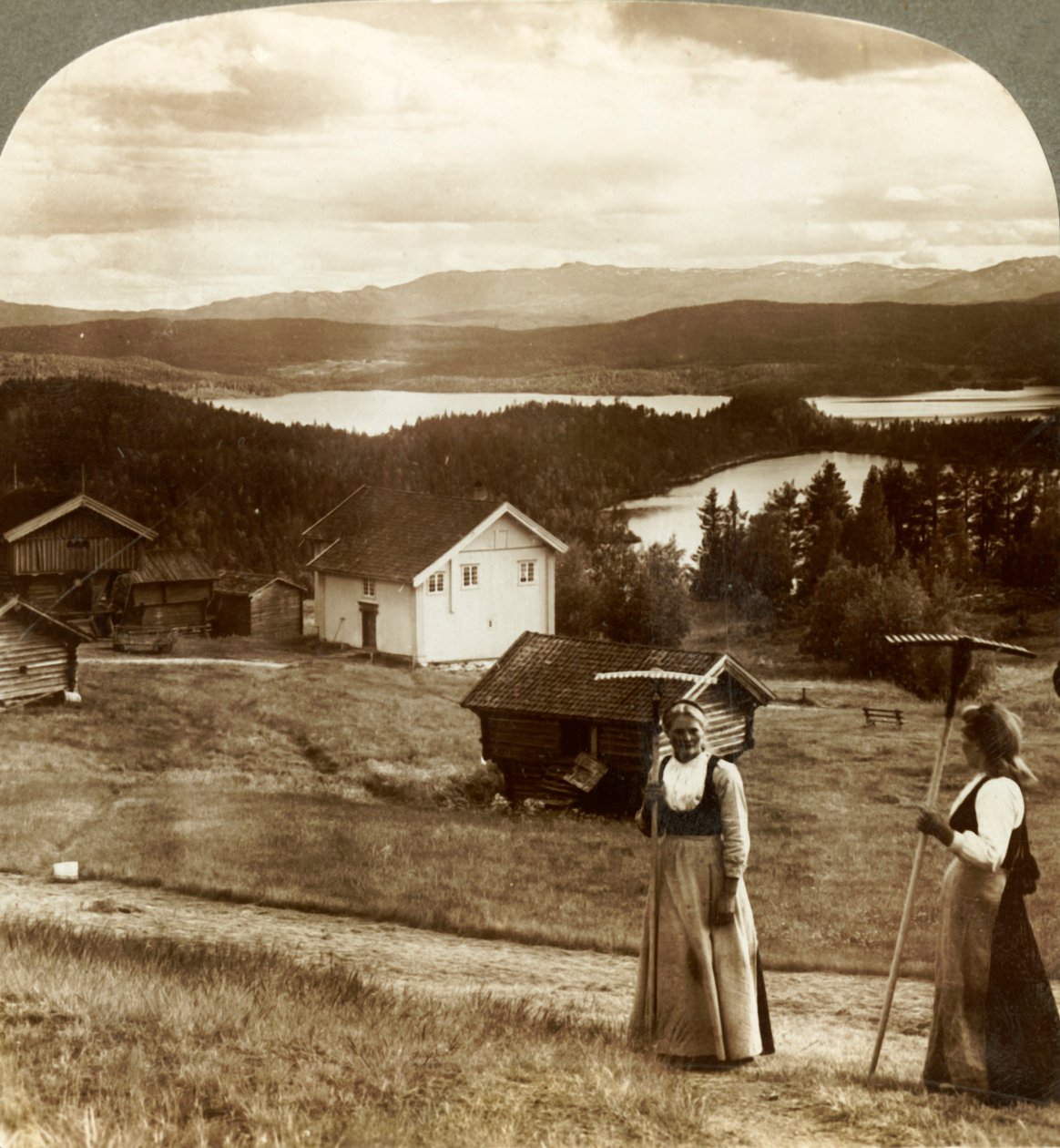 Lanttjejer i hötid - över sjöarna Bolkesjo och Folsjö till Himingenbergen, Norge, c1905. av Unbekannt