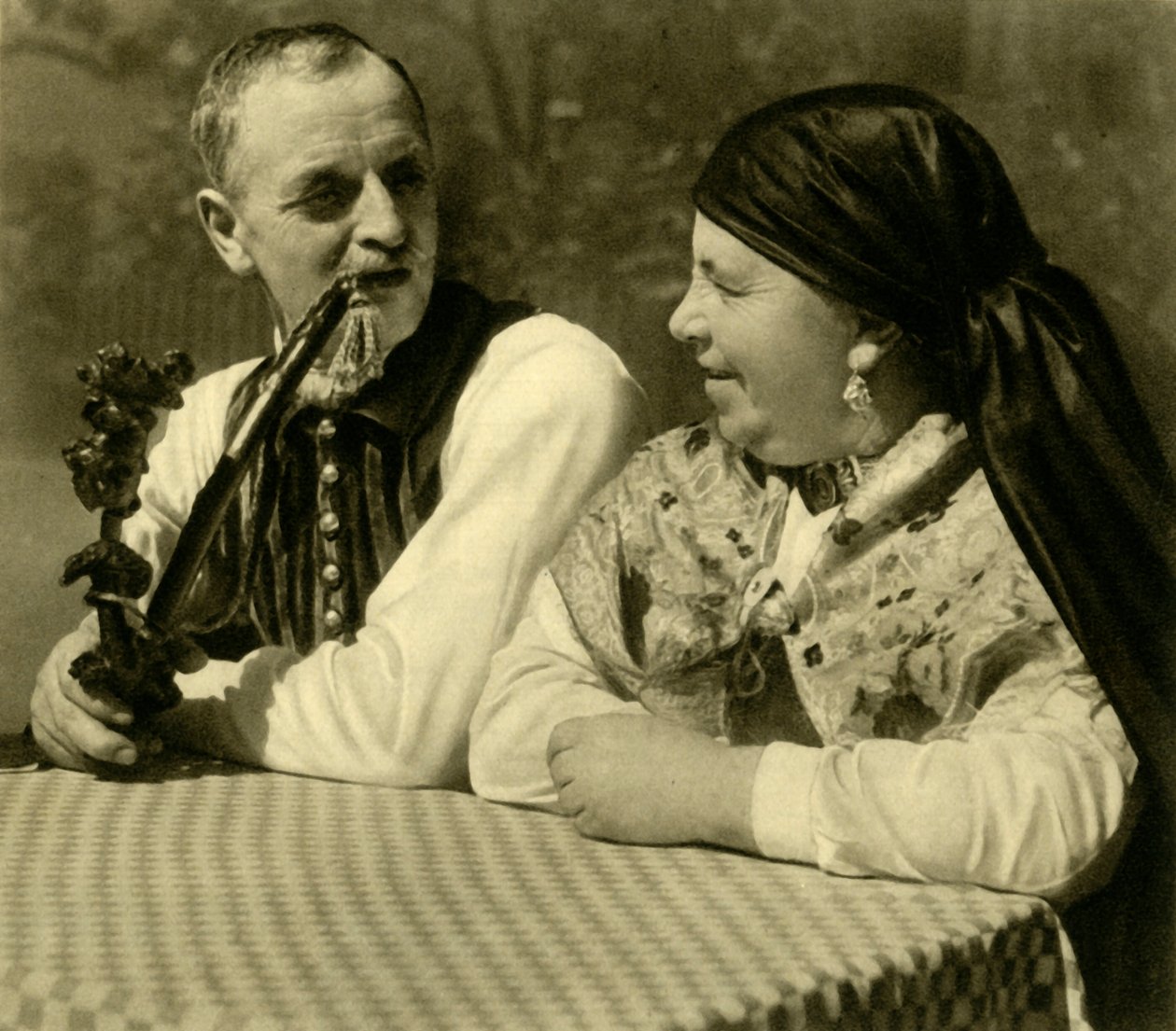 Par i traditionell klädsel, Oberösterreich, c1935. av Unbekannt