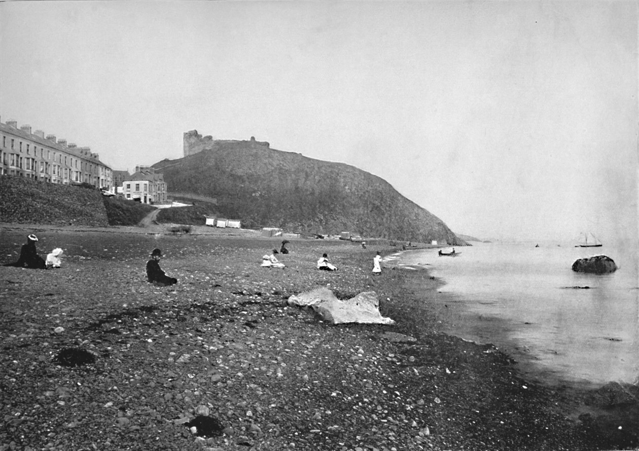 Criccieth - Utsikt över stranden och slottet, 1895 av Unbekannt