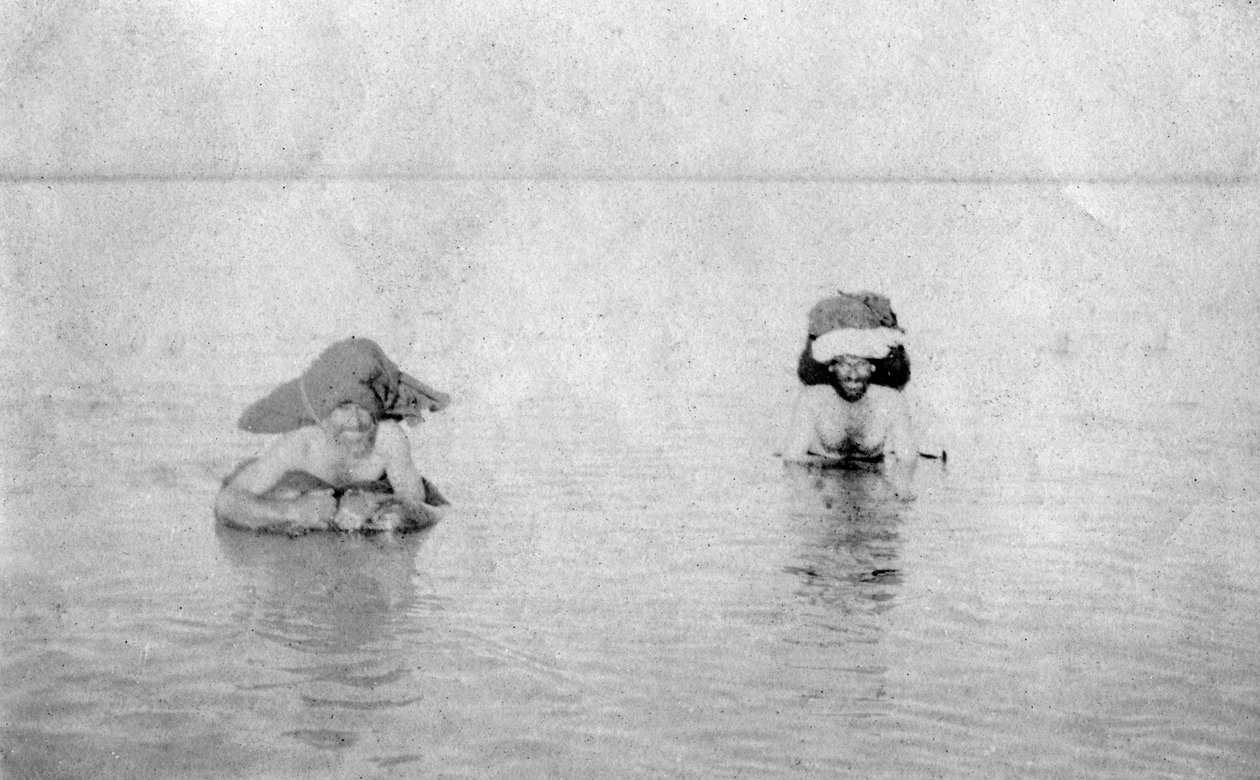 Korsar floden Tigris på uppblåsta getskinn, 1918 av Unbekannt