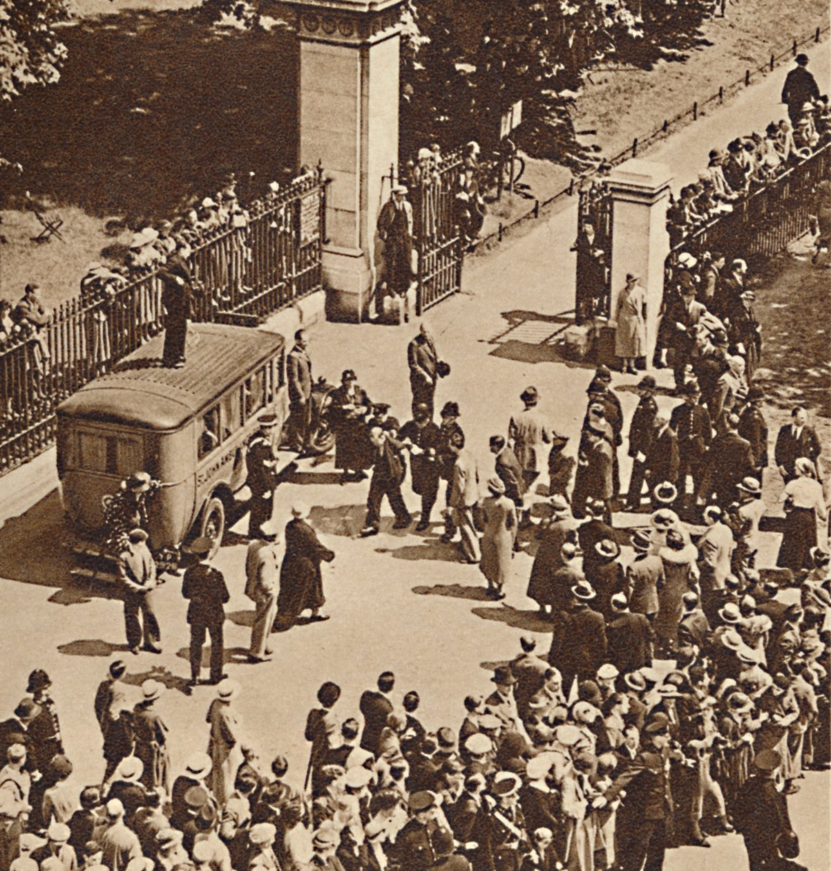 Folkmassan tittar på den arresterade mannen förd till polisbil, 1937 av Unbekannt