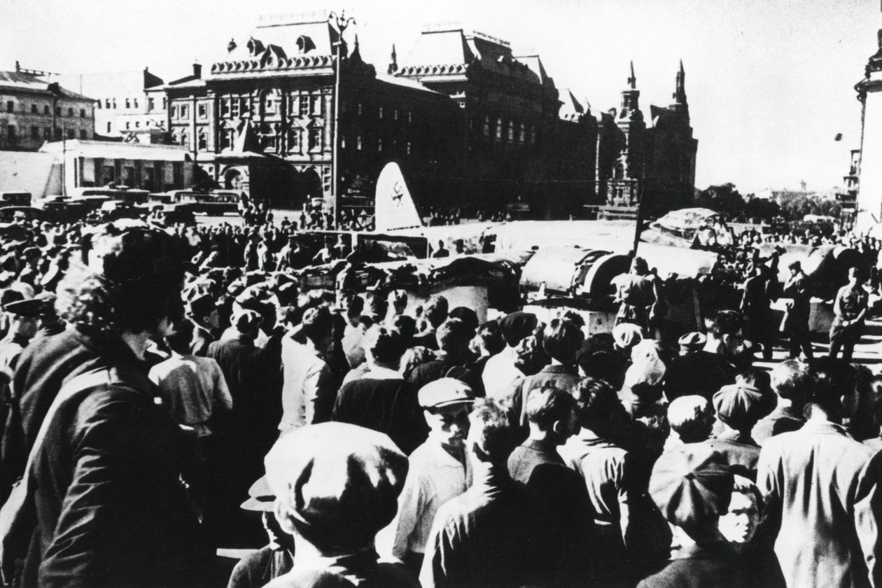 Folkmassor runt ett nedskjutet tyskt bombplan utställd på Sverdlovtorget, Moskva, 1941 av Unbekannt
