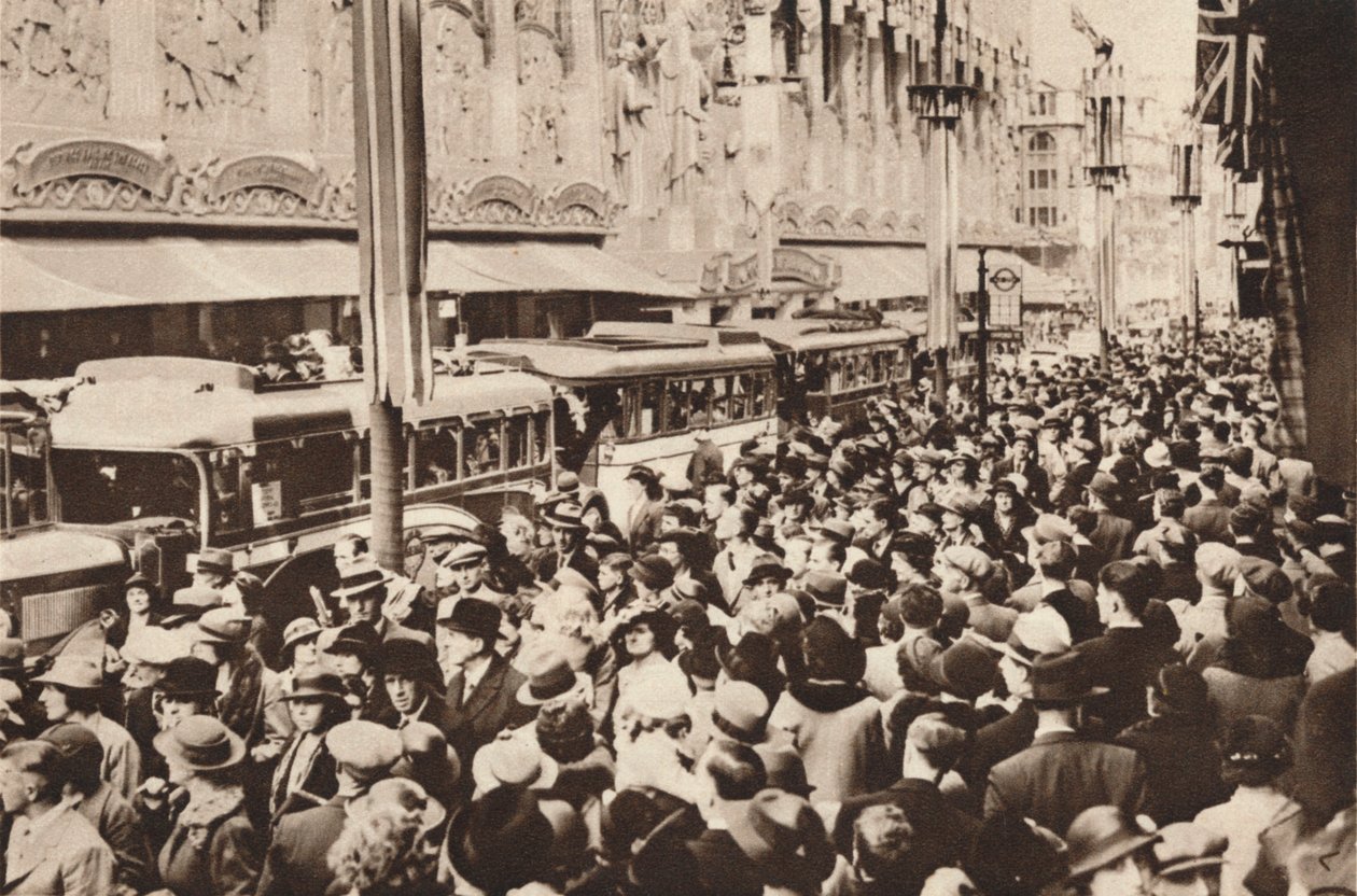 Folkmassor på Oxford Street under den helgdag som följde på kung George VI:s kröning, 1937 av Unbekannt