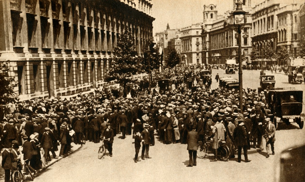 Folkmassor väntar utanför Downing Street i London på nyheter om...krig, juli 1914, 1933. av Unbekannt