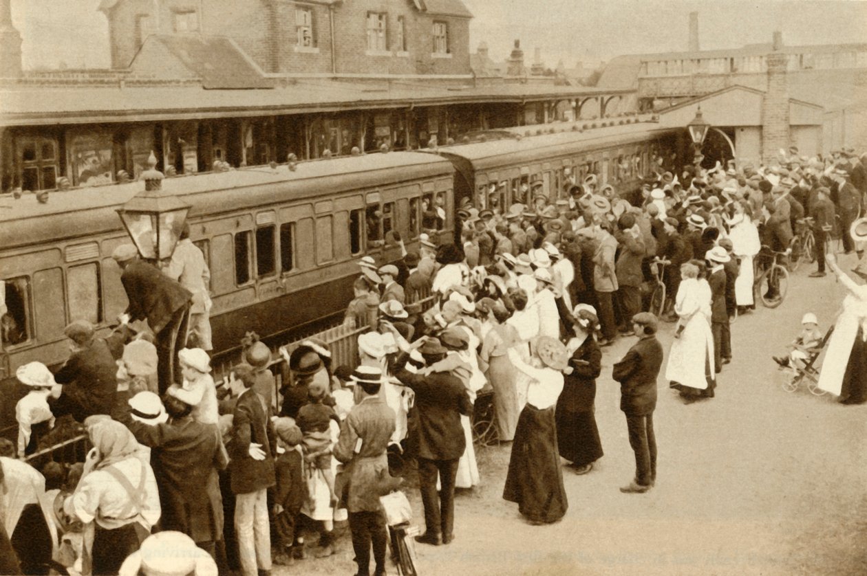 Folkmassor som viftade av trupper på väg för att slåss i första världen, kriget, Storbritannien, 1914, 1935. av Unbekannt