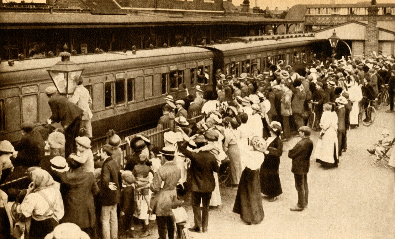 Folkmassor som viftade av trupper på väg för att slåss i första världen, kriget, Storbritannien, 1914, 1933. av Unbekannt