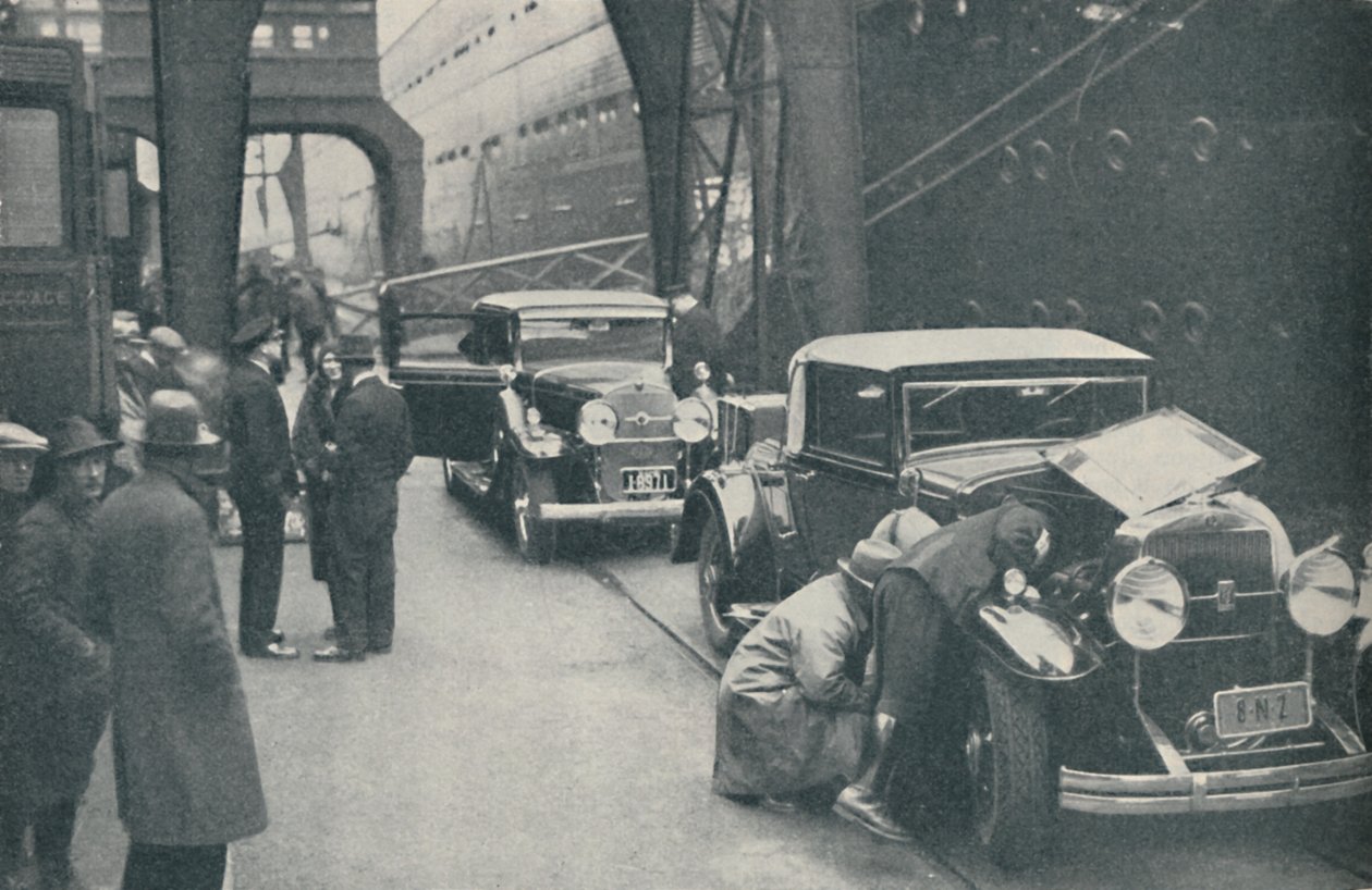 Tulltjänstemän undersöker bilar i Southampton, 1937 av Unbekannt