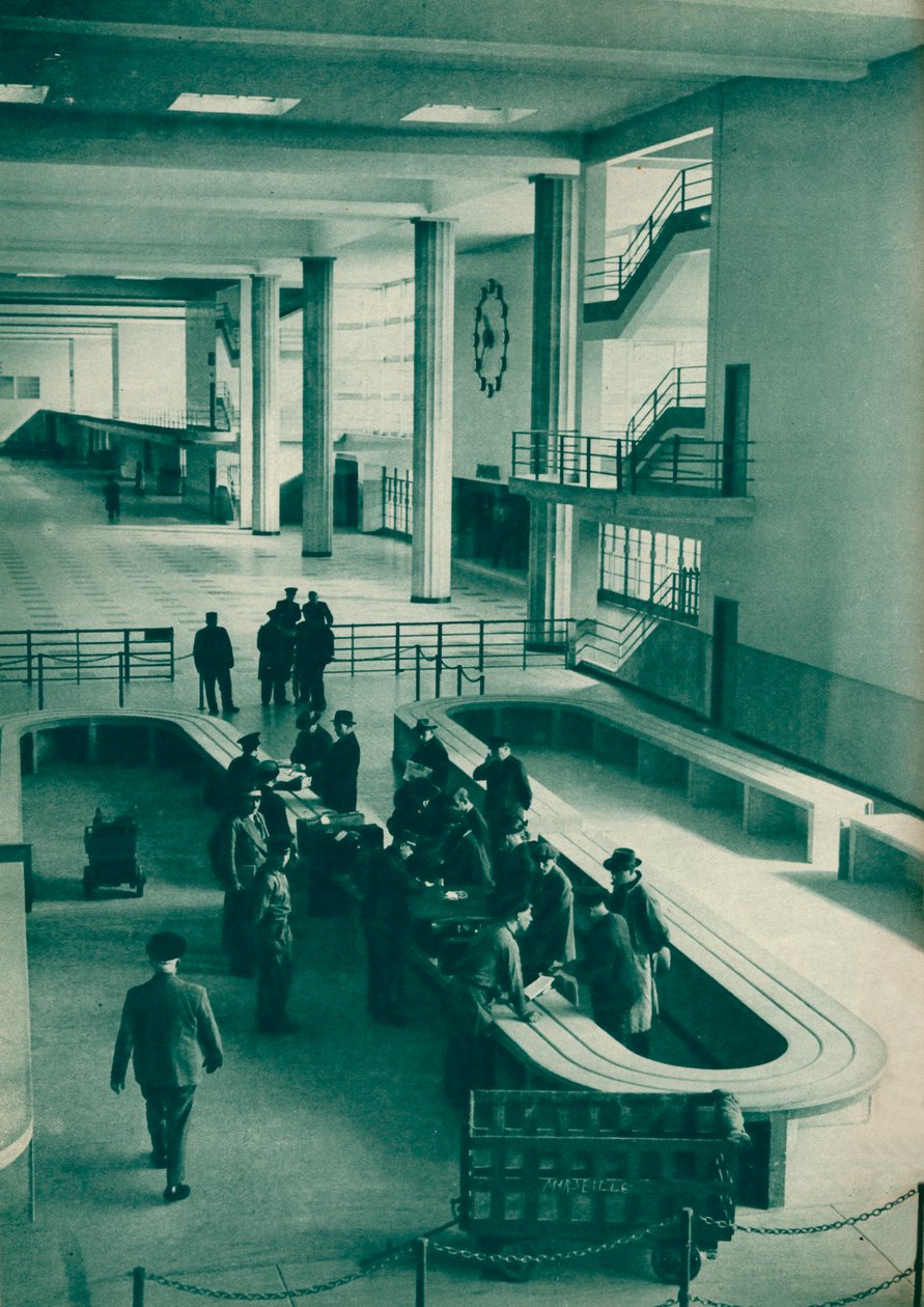 Tulltjänstemän undersöker passagerares bagage på Le Bourget flygplats, Paris, 1937 av Unbekannt