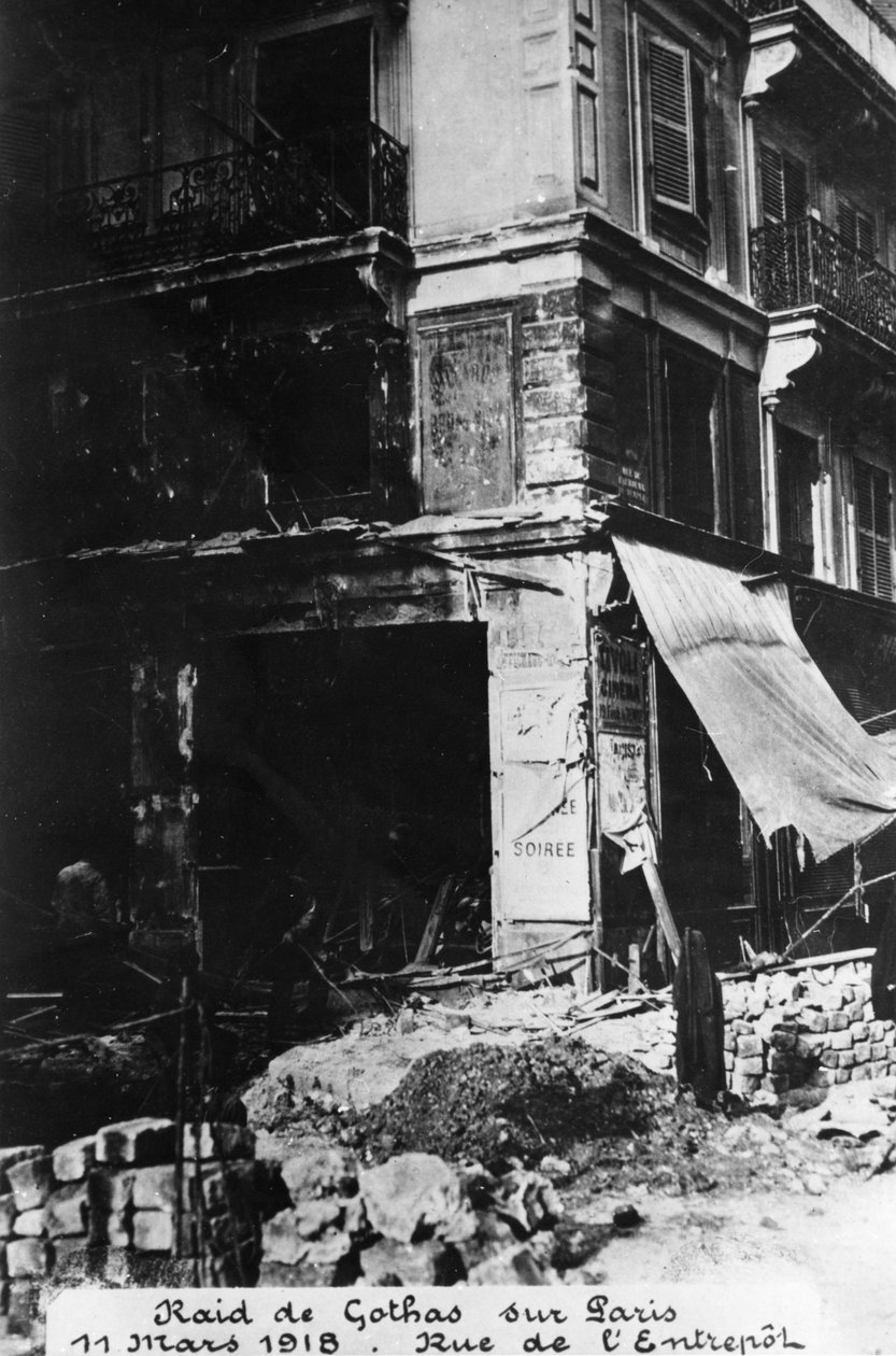 Skador efter en räd av tyska Gotha-bombare, Paris, 11 mars 1918 av Unbekannt