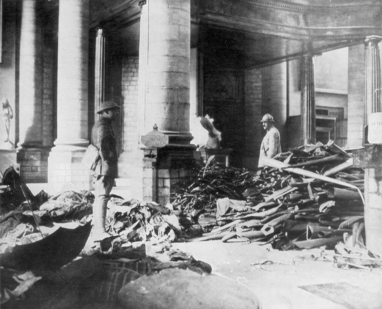 Skador på det inre av Douai-kyrkan, Frankrike, 1918 av Unbekannt