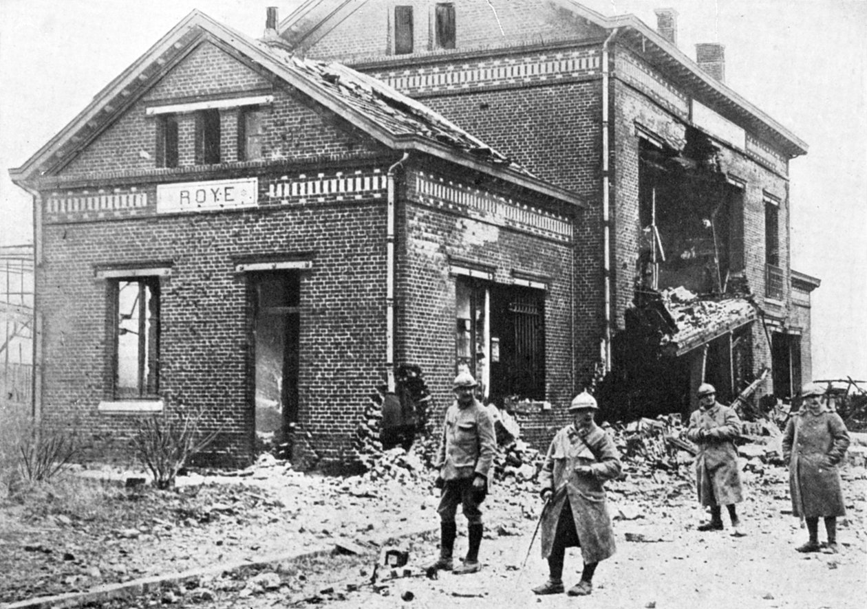 Skadad järnvägsstation i Roye, Frankrike, första världskriget, 1918, c1920 av Unbekannt