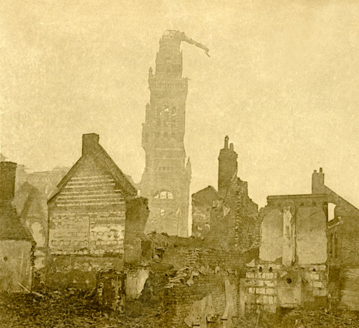 Skadad spira av Notre-Dame de Brebières, Albert, norra Frankrike, c1915-c1918 av Unbekannt