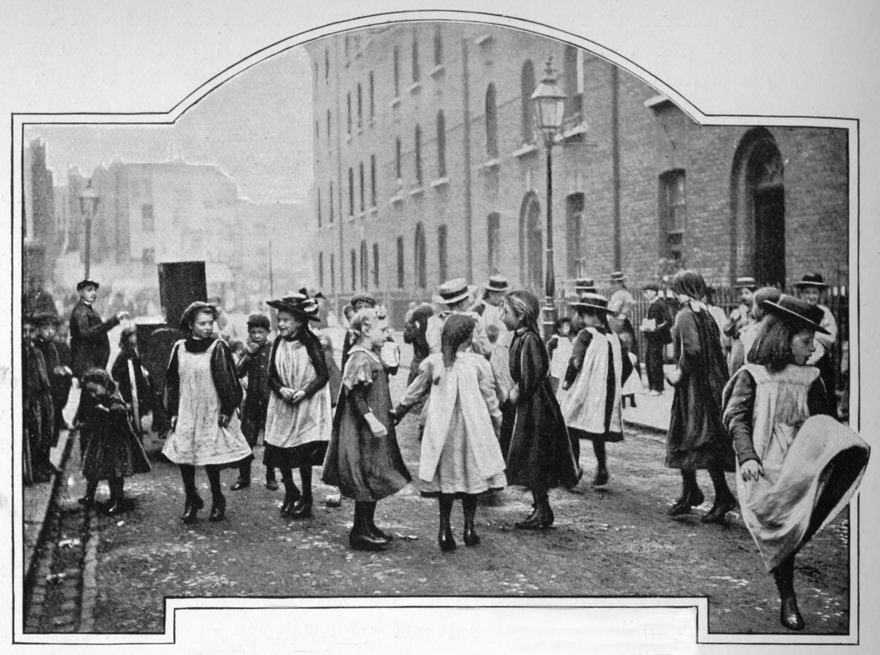 Dans till en gatuorgel, London, c1901 1901 av Unbekannt