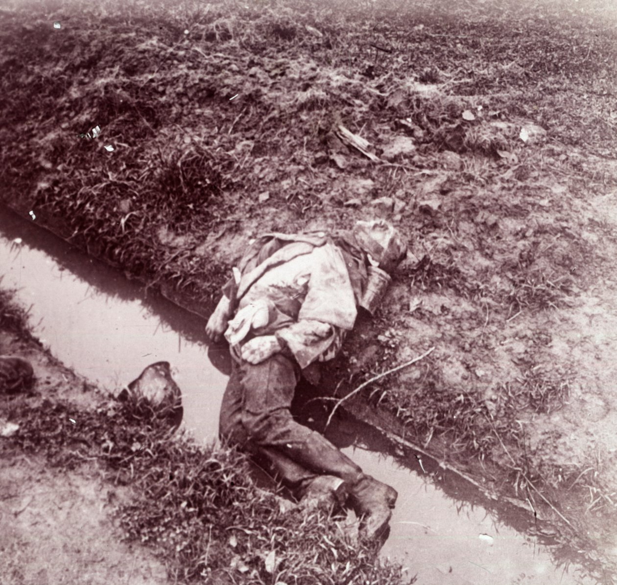 Död tysk soldat, Ypres, Flandern, Belgien, c1914-c1918 av Unbekannt