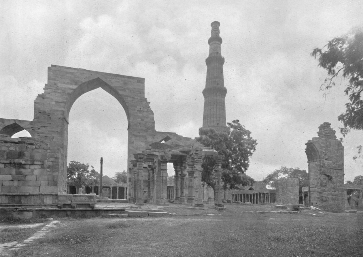 Delhi. - Allmän utsikt över Kutub-moskén och ruinerna - , c1910. av Unbekannt