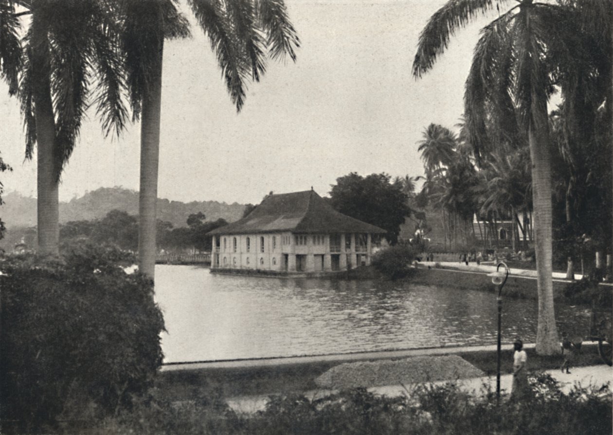 Landets sjö med biblioteksbyggnaden i Temple of the Sacred Tooth Relic, 1926 av Unbekannt