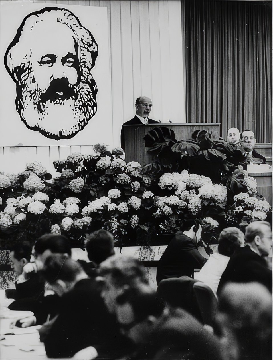 Ordföranden för tyska demokratiska republikens statsråd Walter Ulbricht vid ett möte med anledning av Karl Marx 150-årsdag. Berlins kongresshall. 2 maj 1968 av Unbekannt