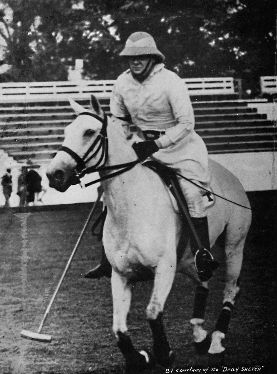 Trots tungt ansvar kunde favoritspelet polo inte försummas, c1930-talet, 1945 av Unbekannt