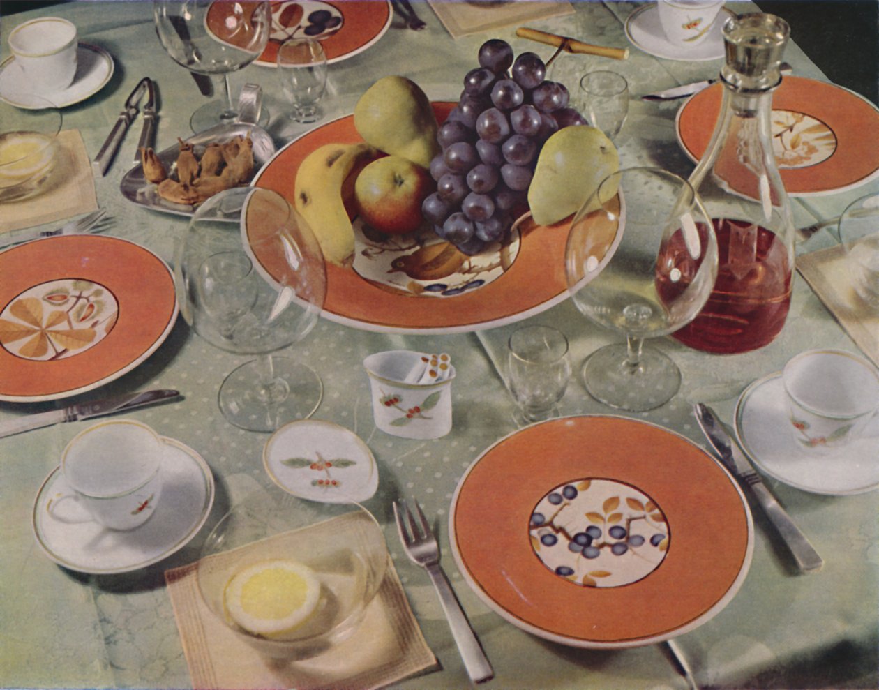 Dessert - I detta bordsarrangemang är fruktserveringen Royal Copenhagen fajans, 1939 av Unbekannt