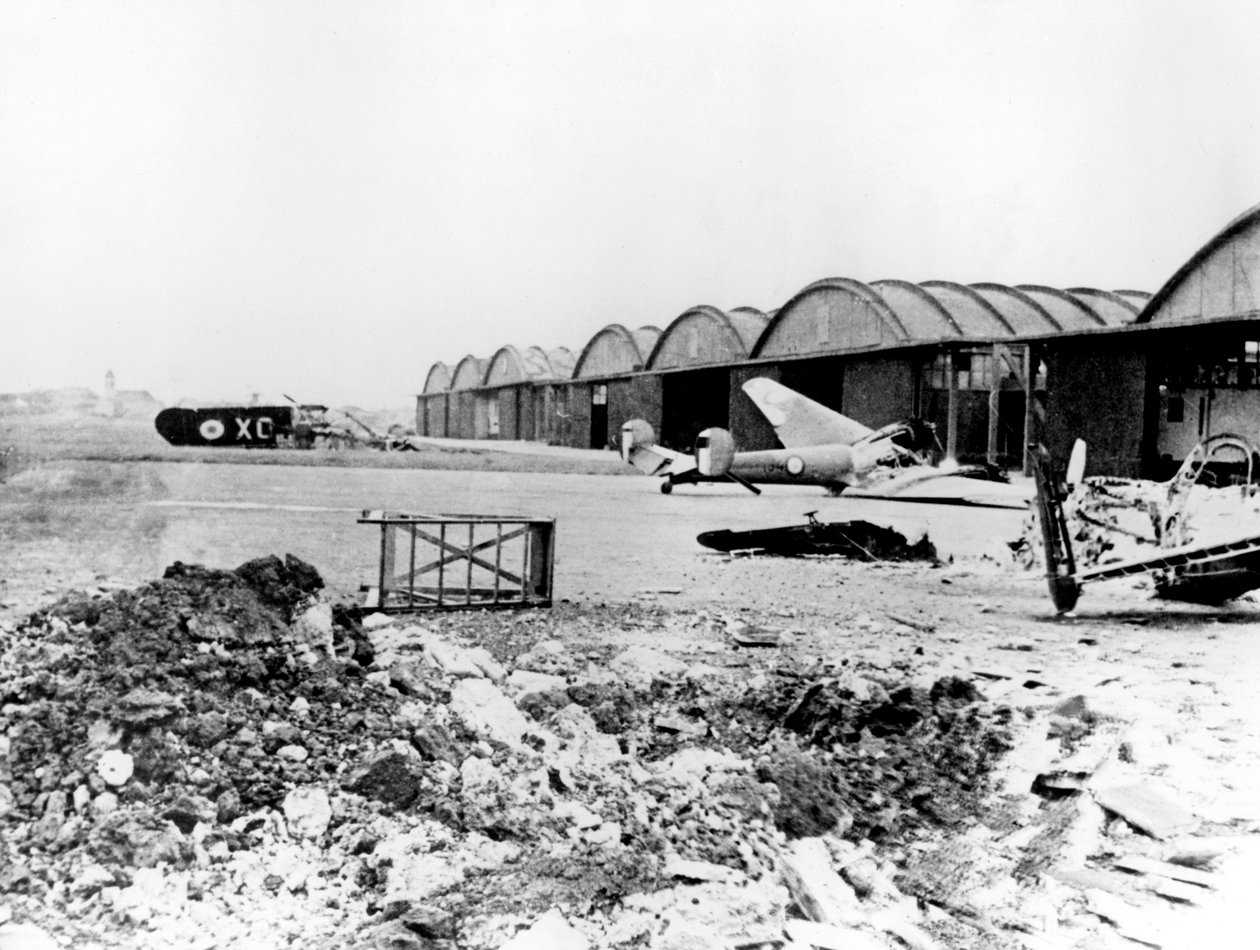 Förstört flygplan på Le Bourget flygfält, tyskockuperade Paris, juli 1940 av Unbekannt