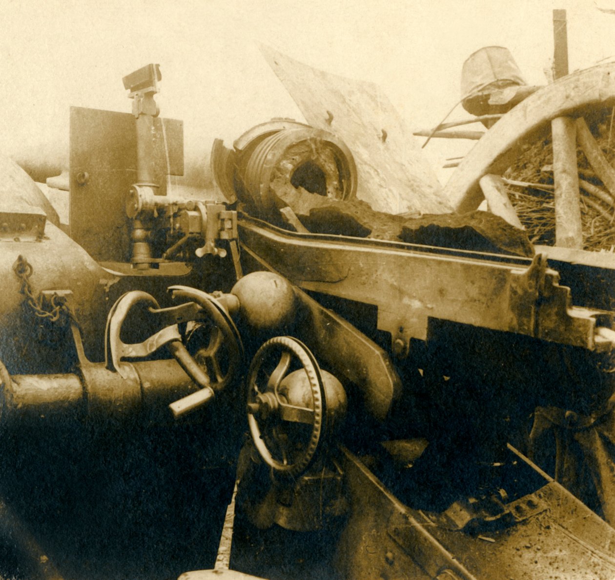 Förstörd kanon, c1914-c1918 av Unbekannt