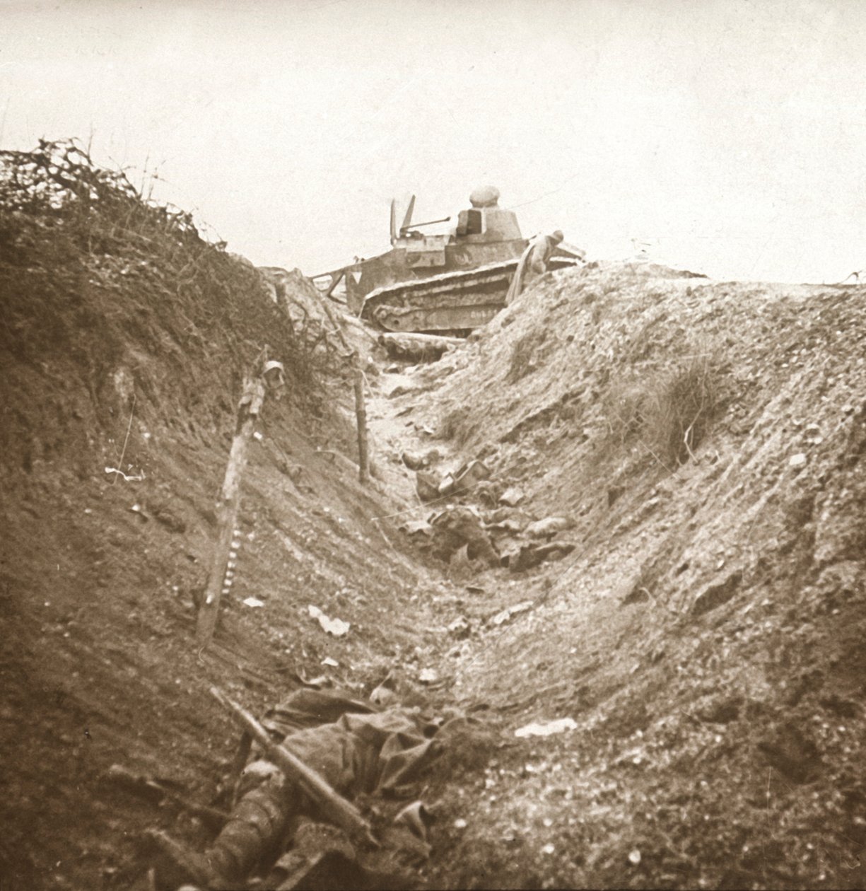 Förstörd tank och död kropp, Auberives, Frankrike, c1914-c1918 av Unbekannt