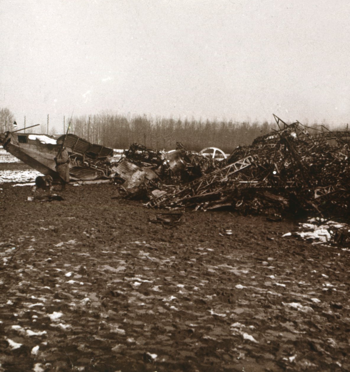 Förstörd zeppelin, c1914-c1918 av Unbekannt