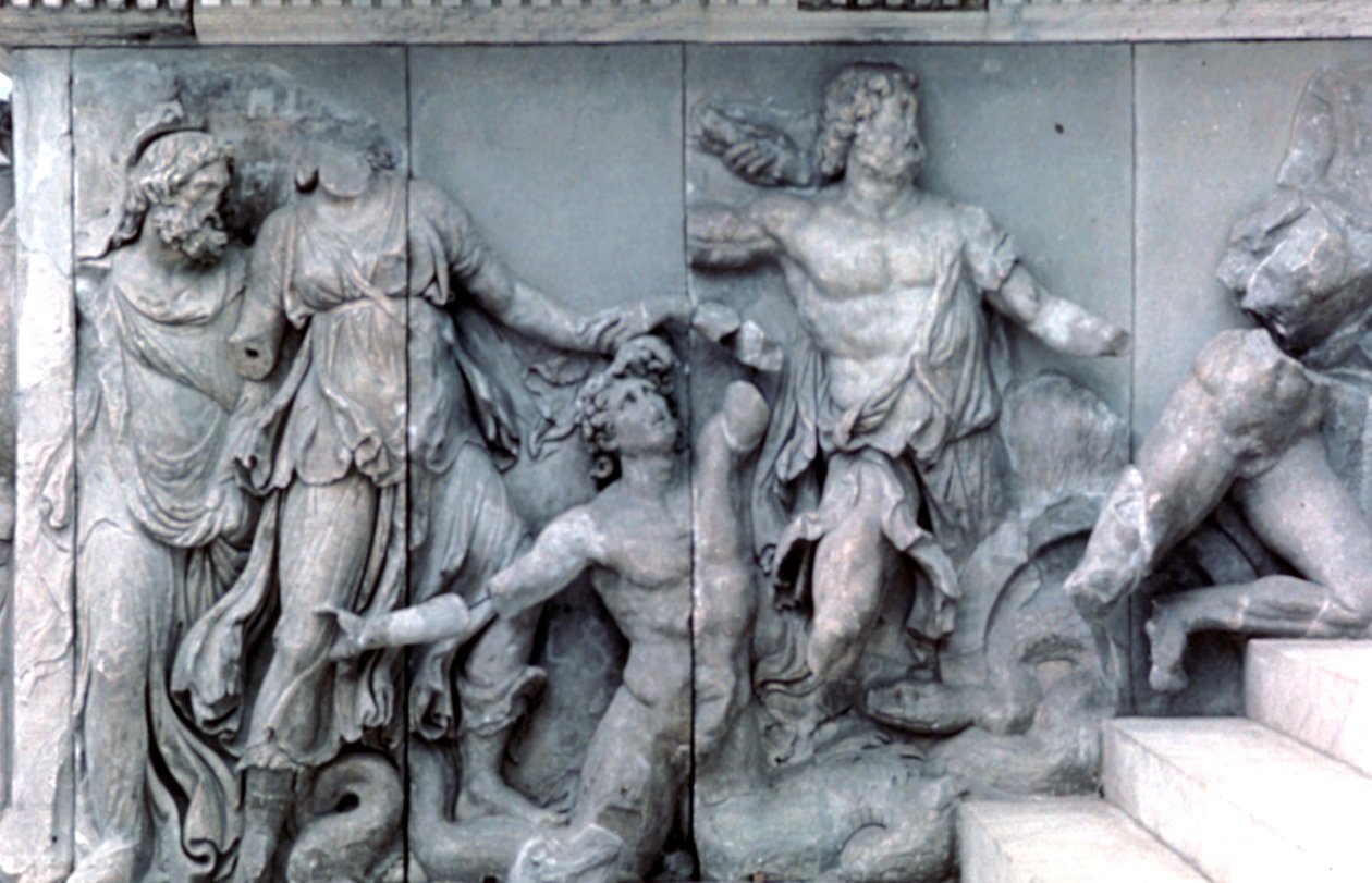 Detalj från Pergamonaltarets stora fris, 180-159 f.Kr av Unbekannt