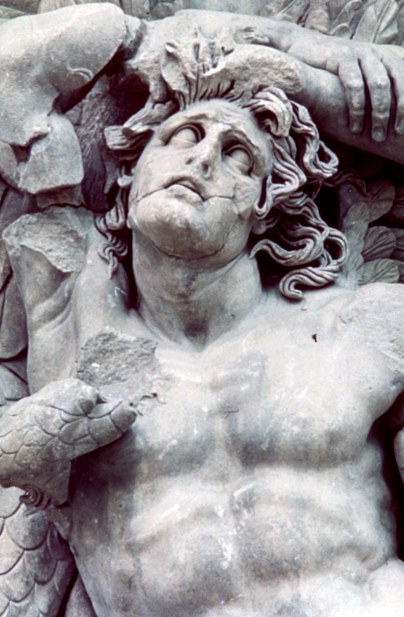 Detalj från Pergamonaltarets stora fris, 180-159 f.Kr av Unbekannt
