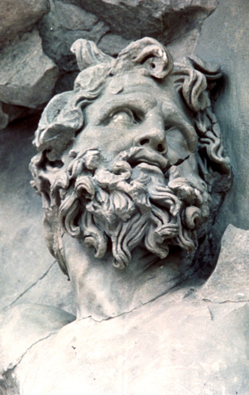 Detalj från Pergamonaltarets stora fris, 180-159 f.Kr av Unbekannt