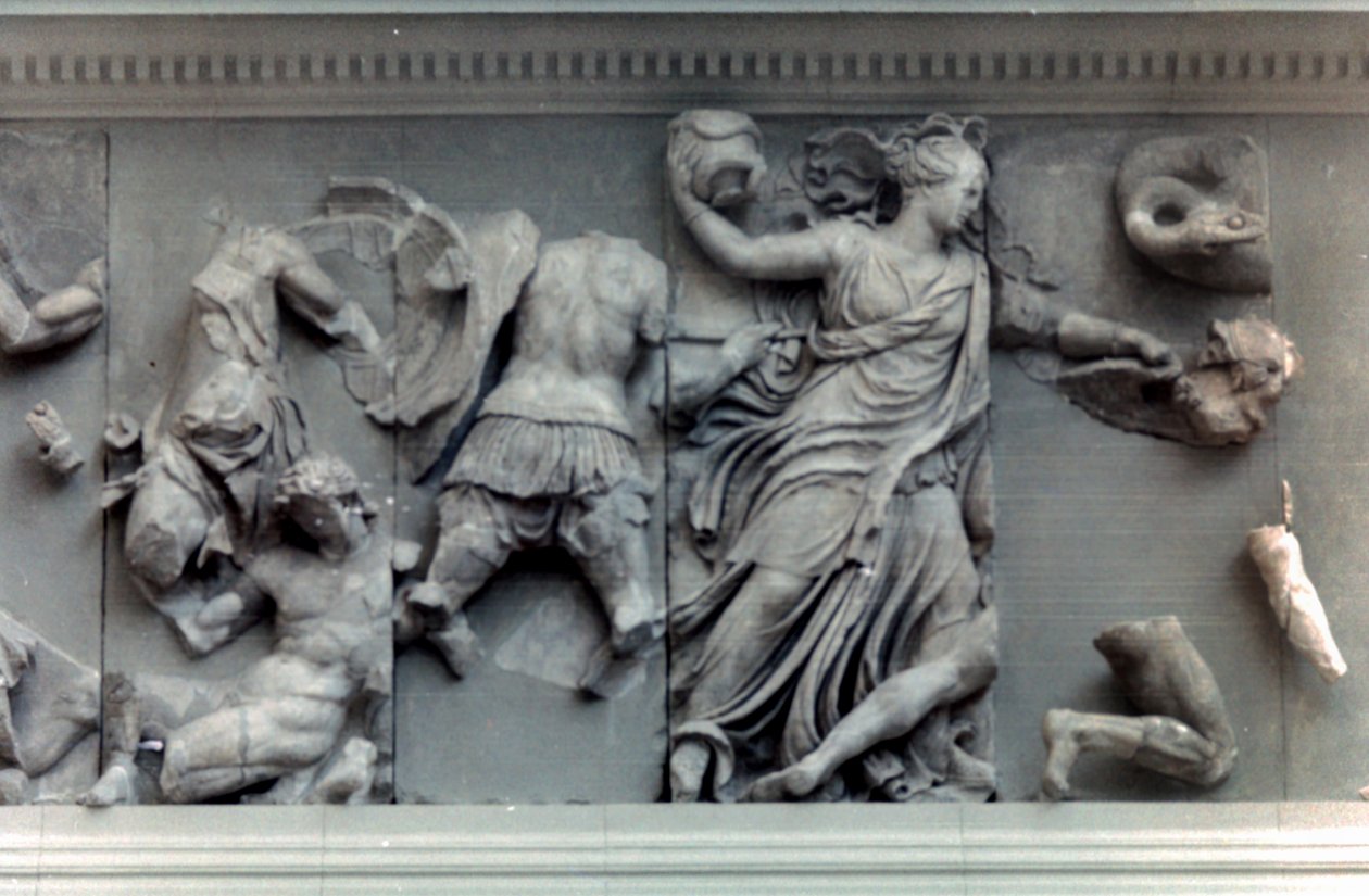 Detalj från Pergamonaltarets stora fris, 180-159 f.Kr av Unbekannt