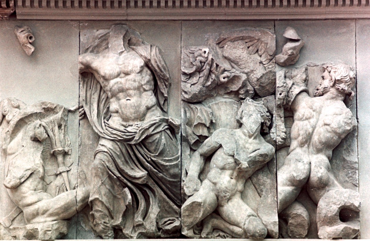 Detalj från Pergamonaltarets stora fris, 180-159 f.Kr av Unbekannt