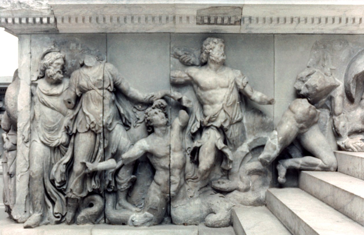 Detalj från Pergamonaltarets stora fris, 180-159 f.Kr av Unbekannt