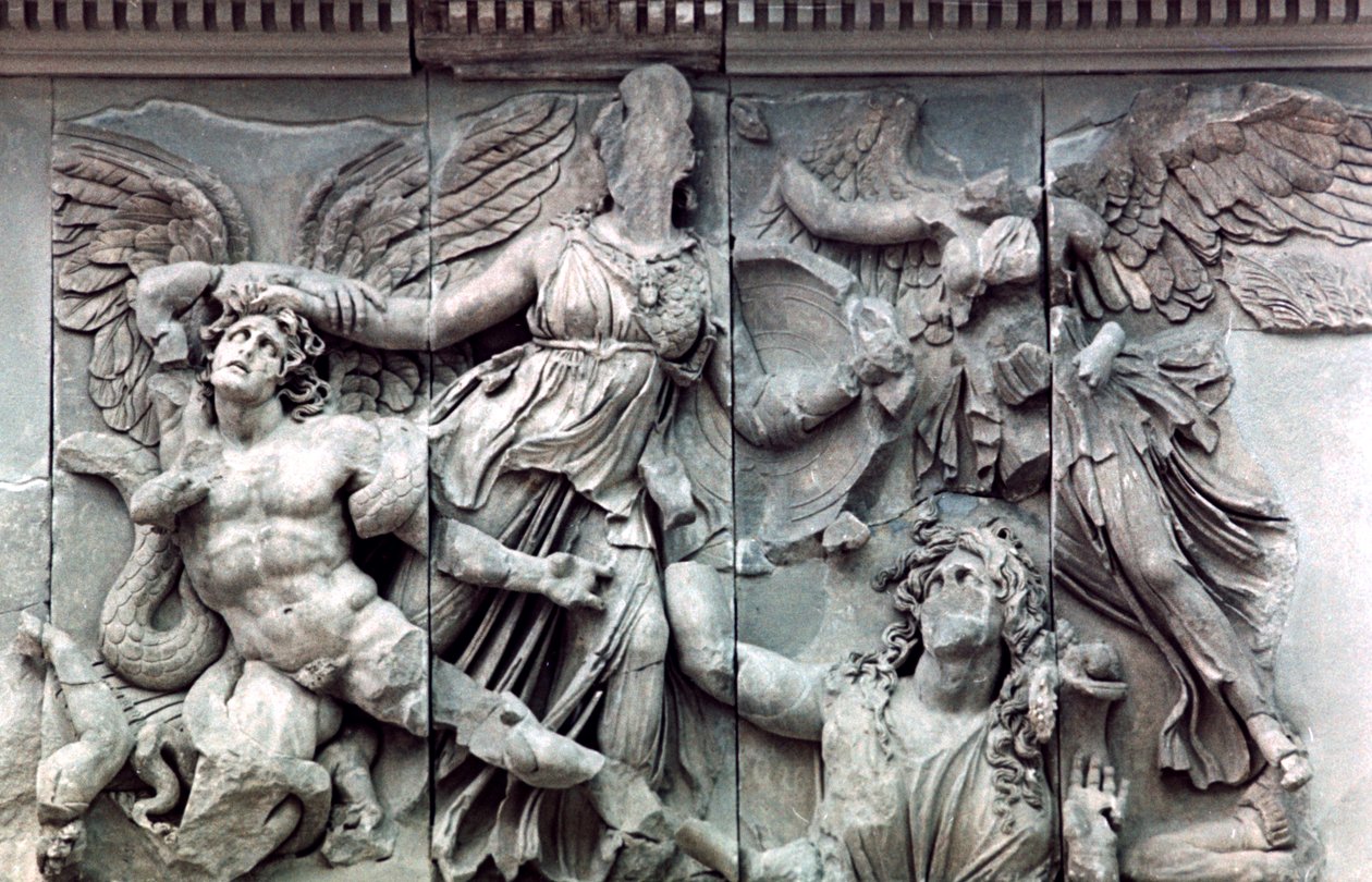 Detalj från Pergamonaltarets stora fris, 180-159 f.Kr av Unbekannt