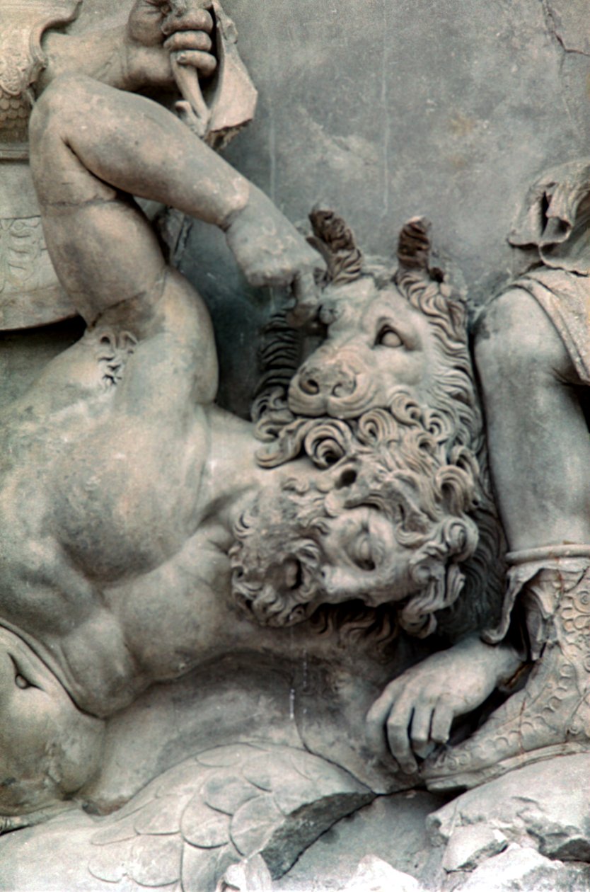 Detalj från Pergamonaltarets stora fris, 180-159 f.Kr av Unbekannt