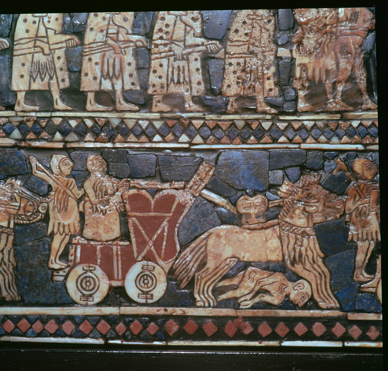 Detalj av standarden Ur, som visar en sumerisk krigsvagn, södra Irak, ca 2600-2400 f.Kr. av Unbekannt