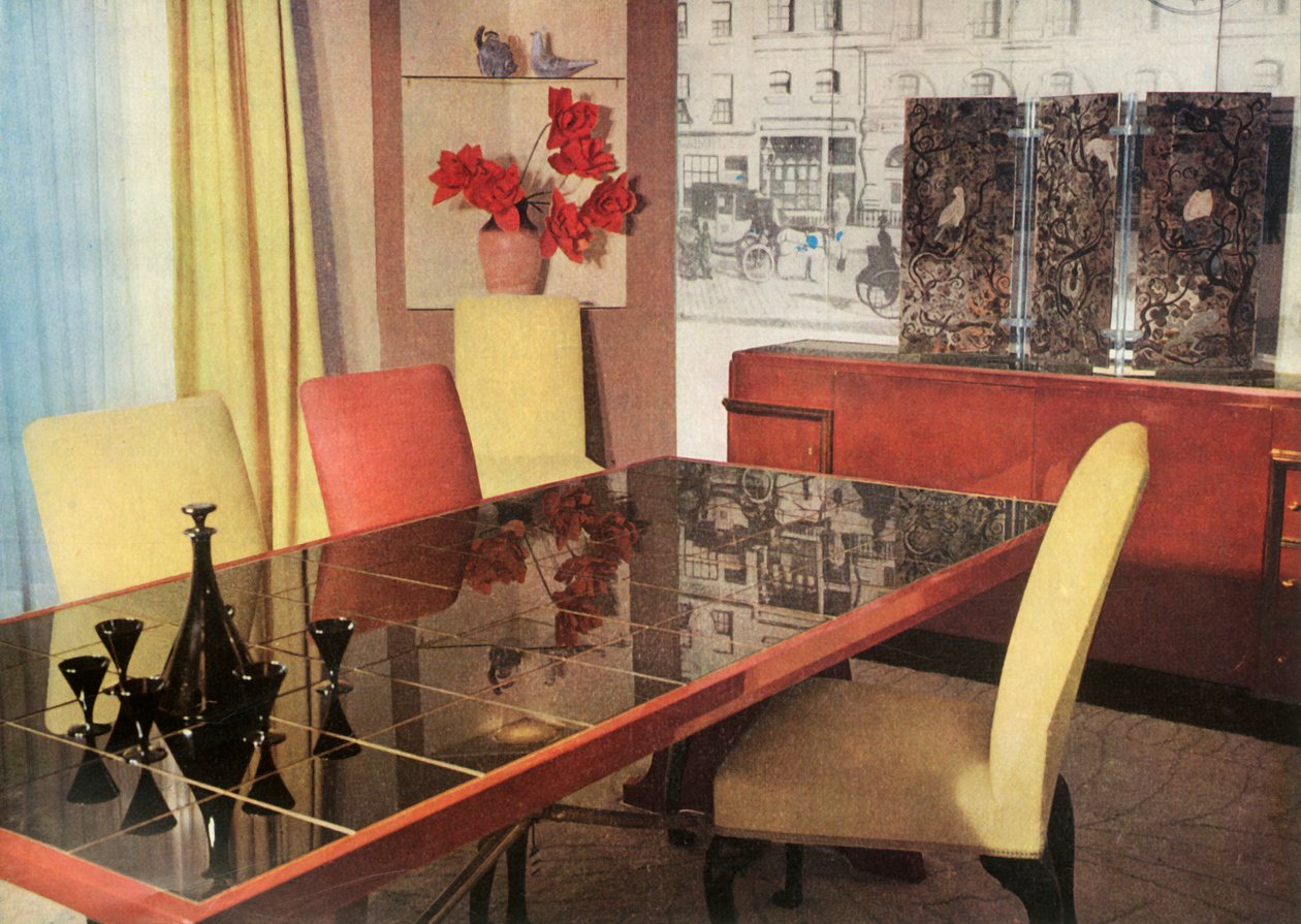 Matsal i sang-de-boeuf-lack, av Hayes Marshall för Fortnum & Mason Ltd., London, 1937. av Unbekannt