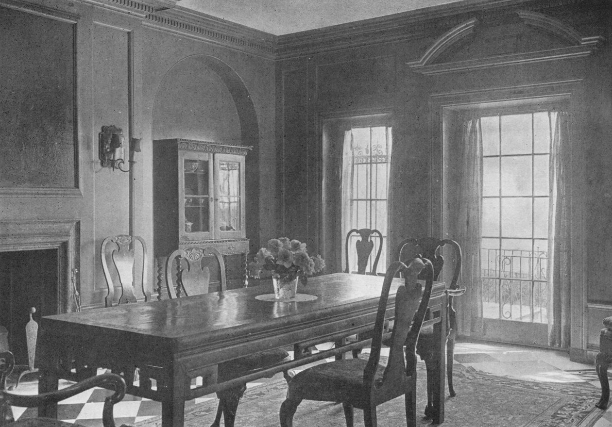 Matsal med utsikt mot trädgårdsterrassen, fru WK Vanderbilts hus, New York City, 1924 av Unbekannt