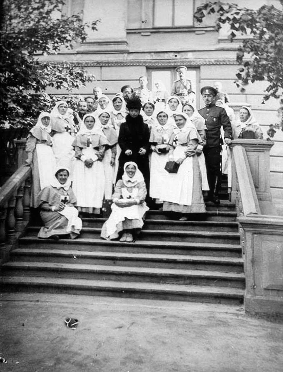 Änkekejsarinnan Maria Feodorovna av Ryssland med sjuksköterskor utanför ett sjukhus, Ryssland, 1916 av Unbekannt