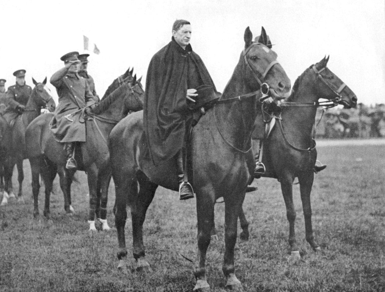 Eamon De Valera vid en marsch-förbi trupper från den irländska fristaten, Dublin, c1934-1935 av Unbekannt