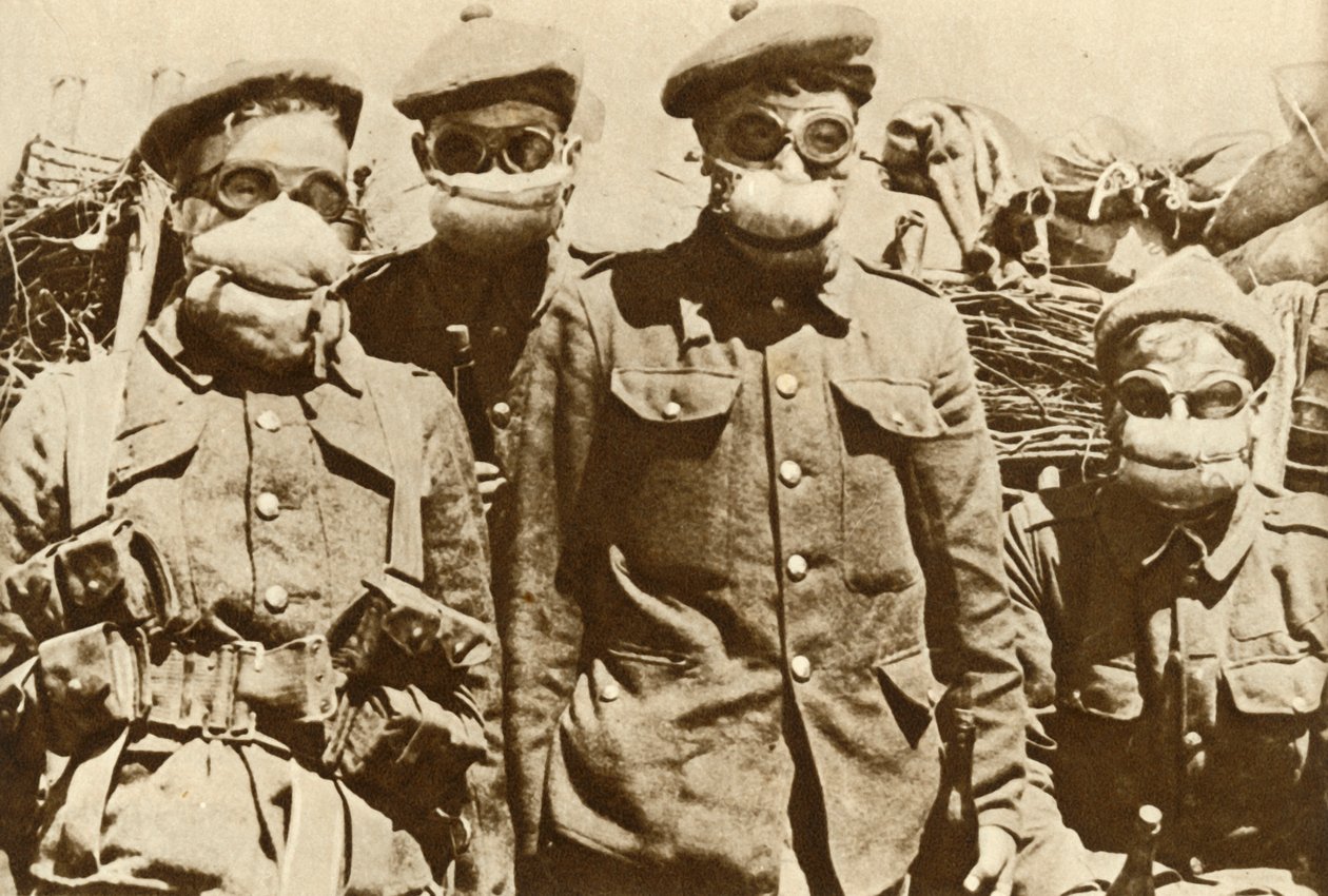 Tidiga gasmasker, första världskriget, 1915, 1935. av Unbekannt