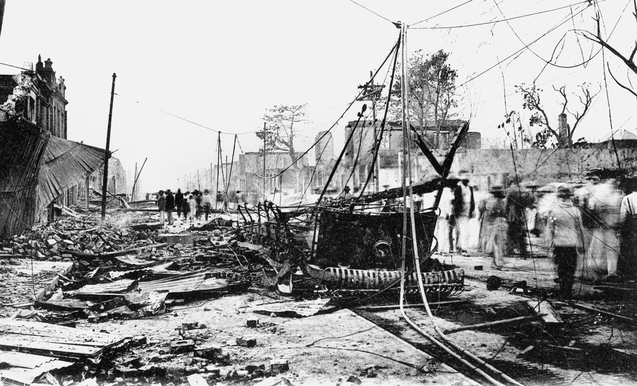 Jordbävningsskador och en bränd bil, King Street, Kingston, Jamaica, 1907 av Unbekannt